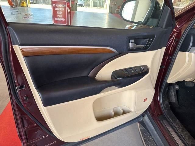 Used 2019 Toyota Highlander Limited Platinum image 32