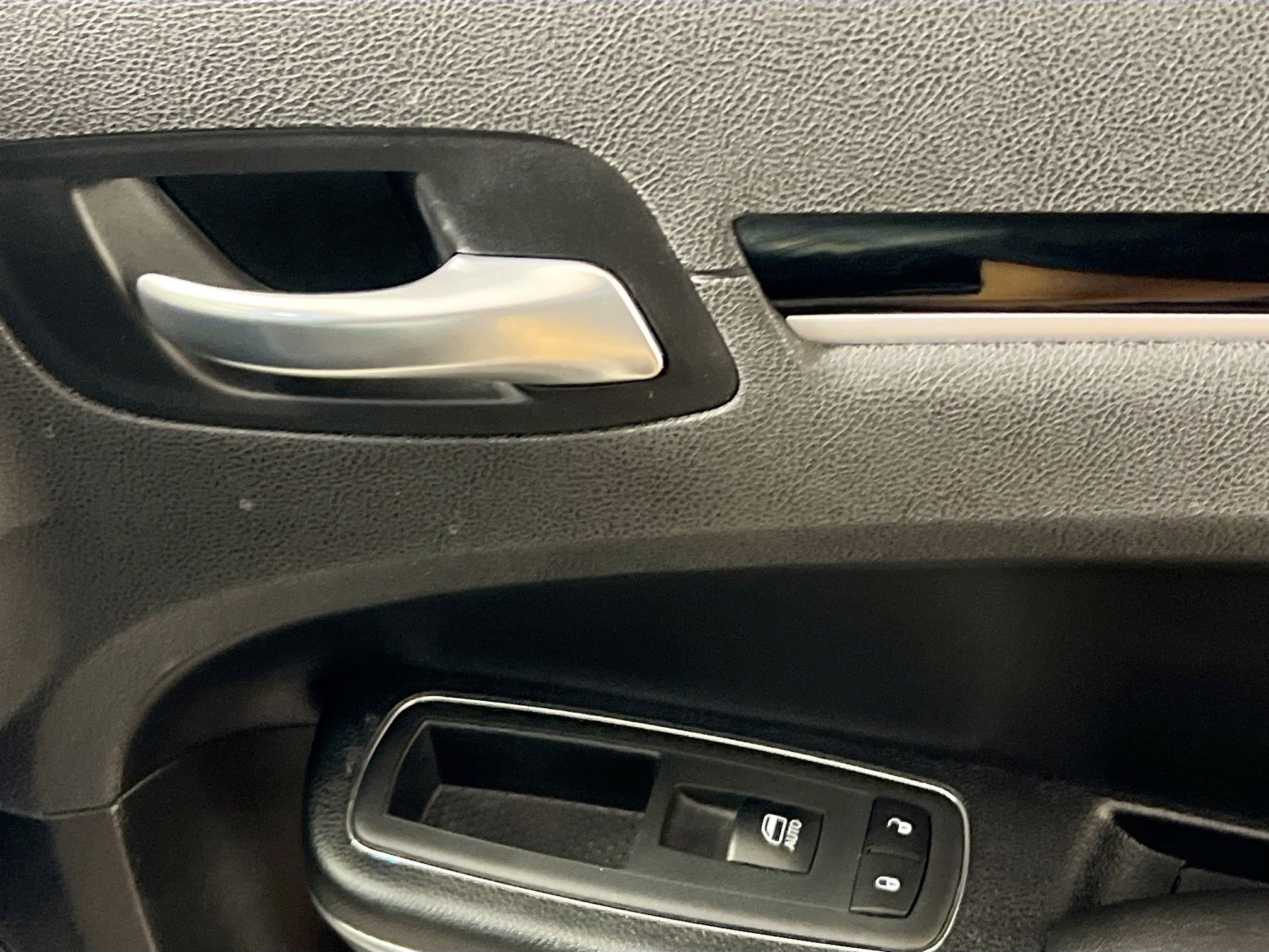 Used 2019 Chrysler 300 S image 32