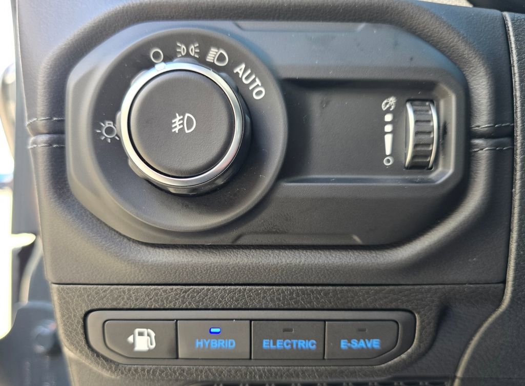 Used 2025 Jeep Wrangler Unlimited Sahara w/ Safety Group image 36