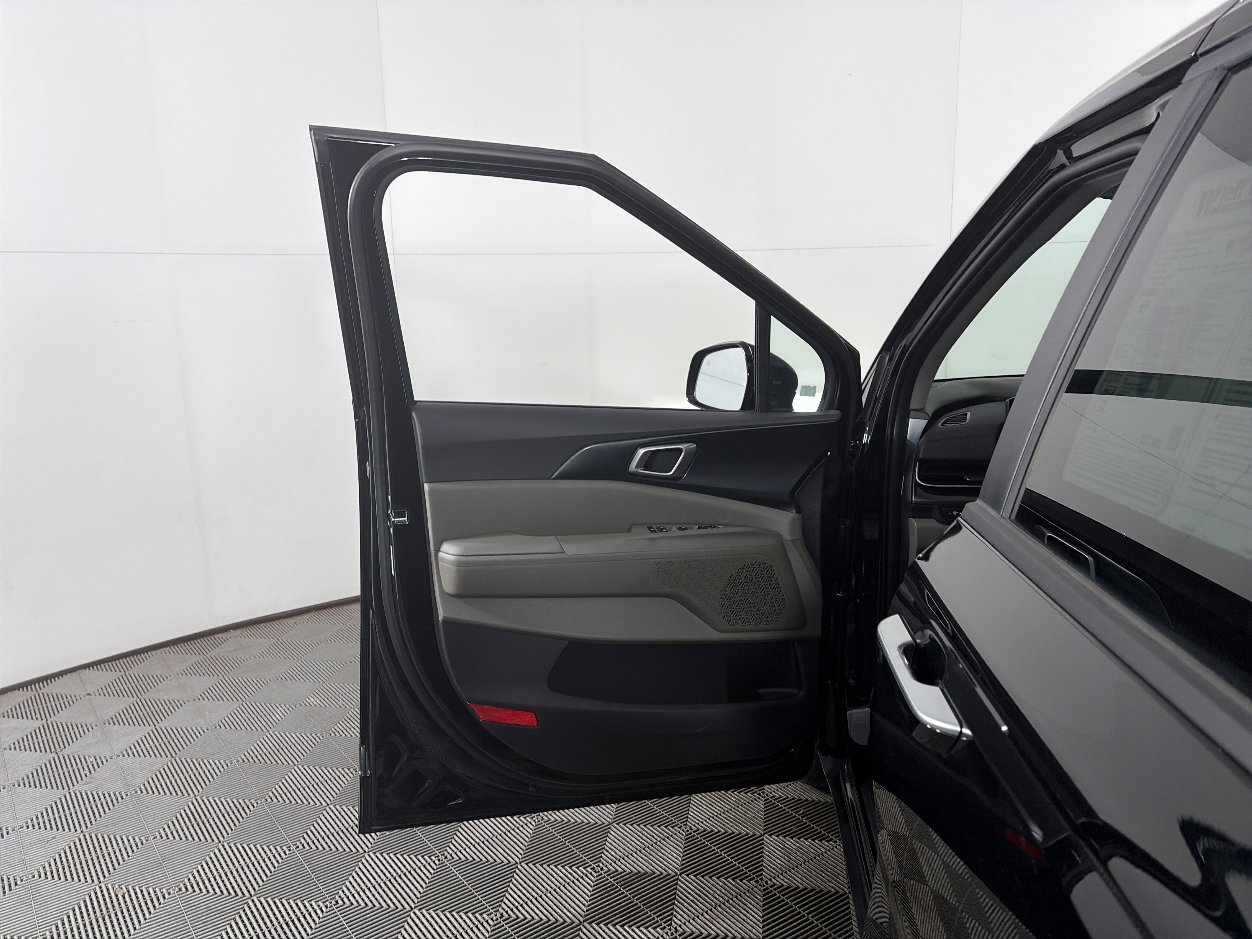 Used 2025 Kia Carnival image 20