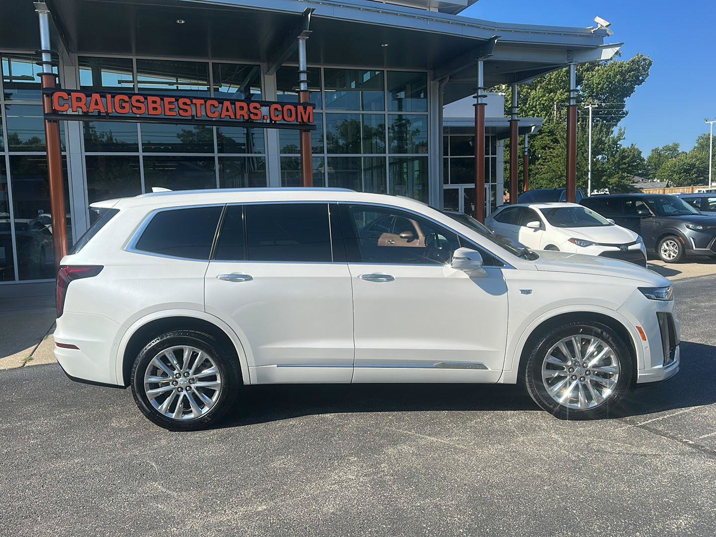 Used 2022 Cadillac XT6 Premium Luxury w/ Technology Package AWD/4WD image 2