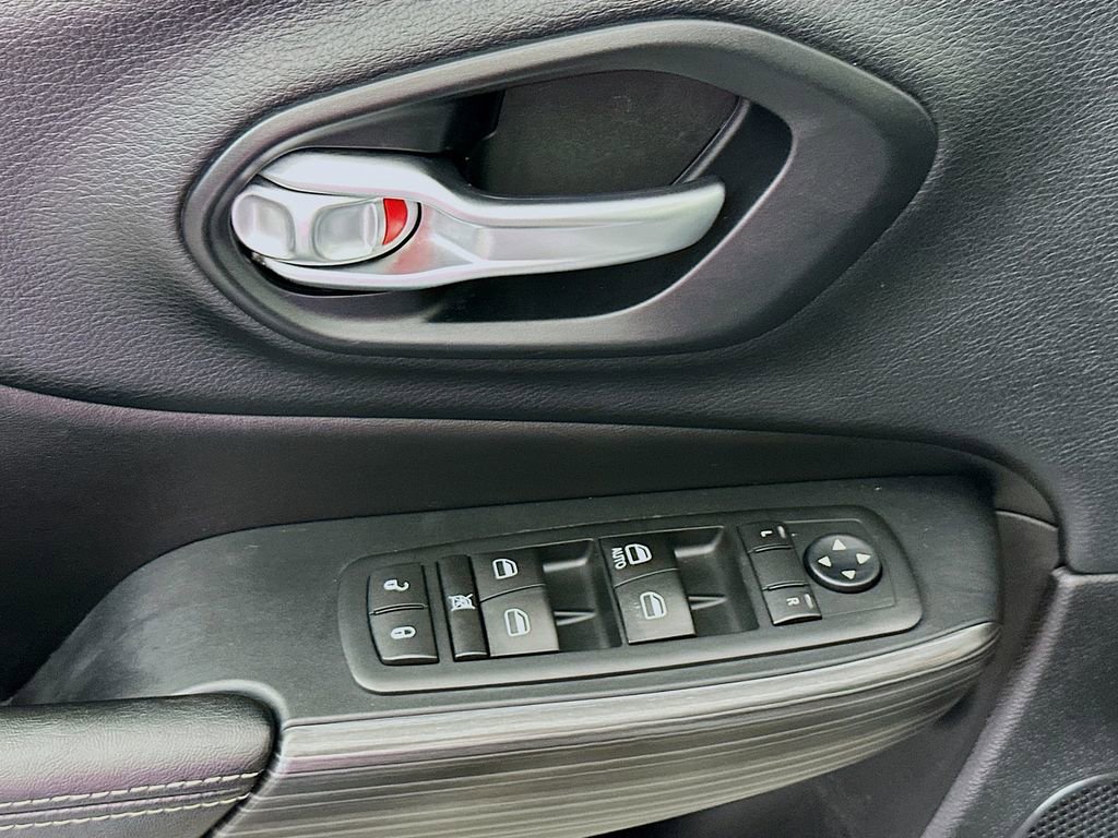 Used 2015 Jeep Cherokee Limited AWD/4WD image 19