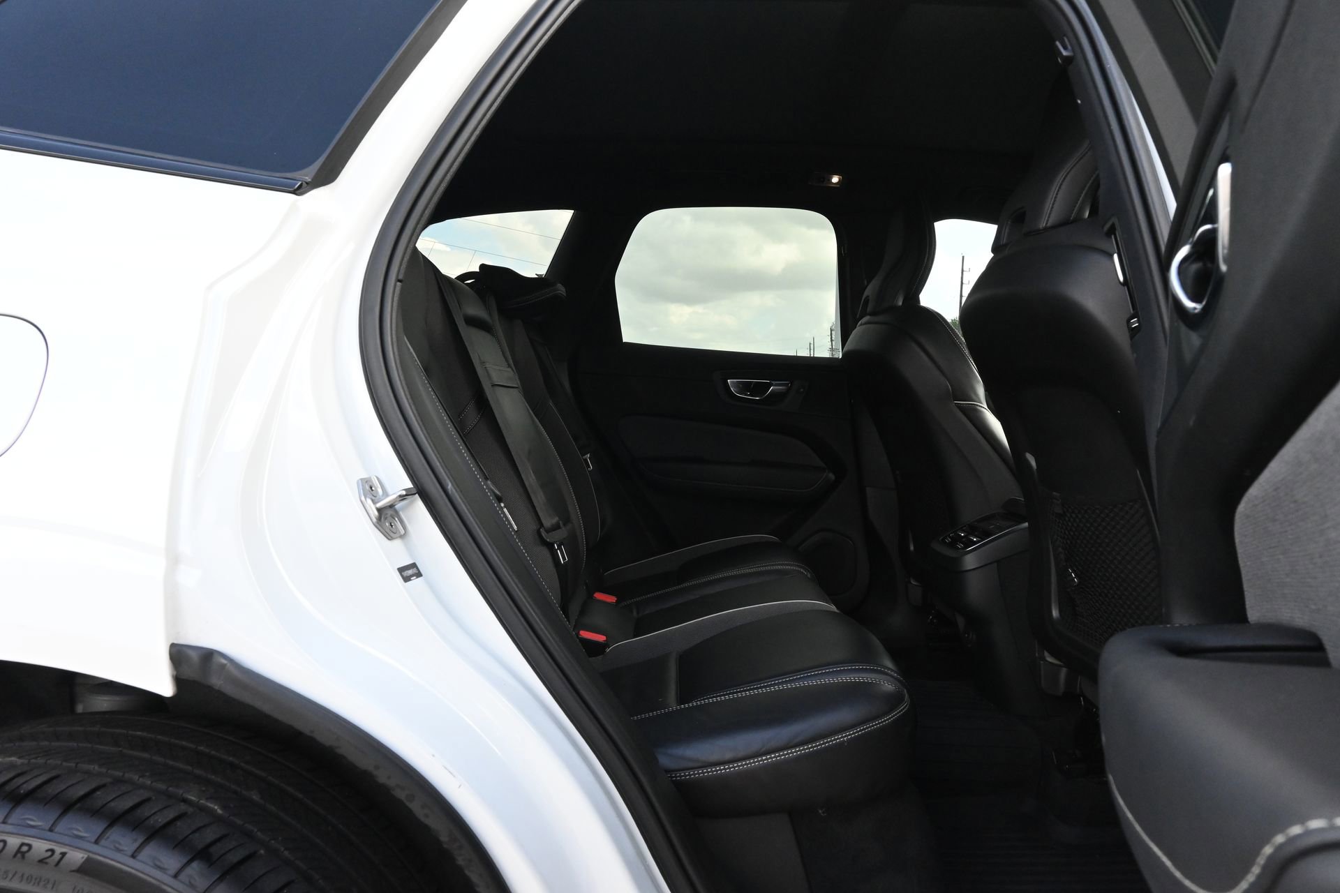 Used 2021 Volvo XC60 T5 R-Design w/ Advanced Package image 24