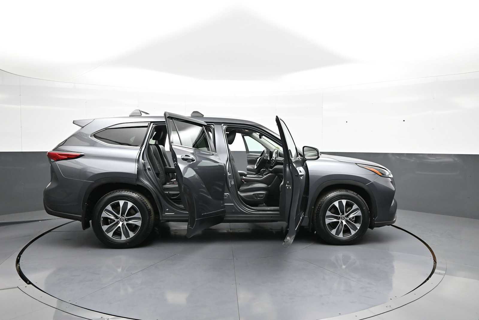 Used 2022 Toyota Highlander XLE AWD/4WD image 43