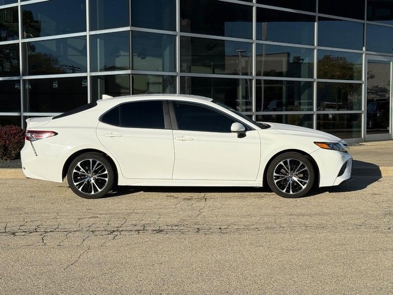 Used 2019 Toyota Camry SE image 2