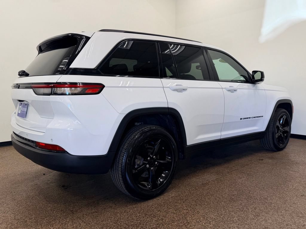 Used 2023 Jeep Grand Cherokee Altitude AWD/4WD image 7