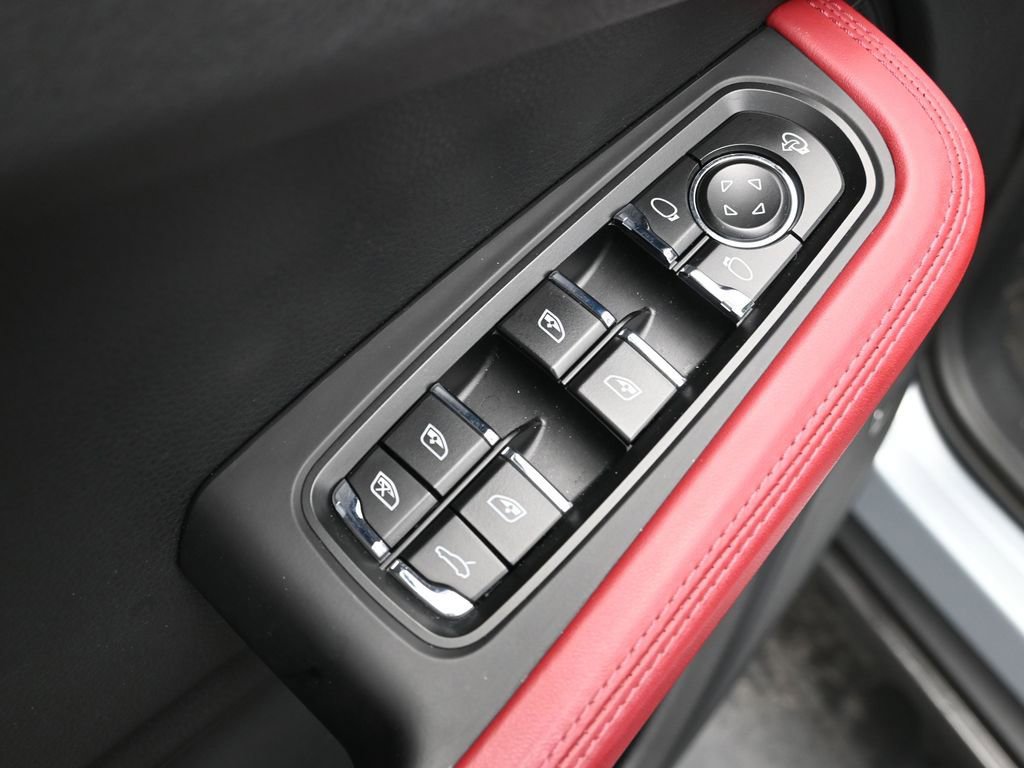 Certified 2022 Porsche Macan image 9