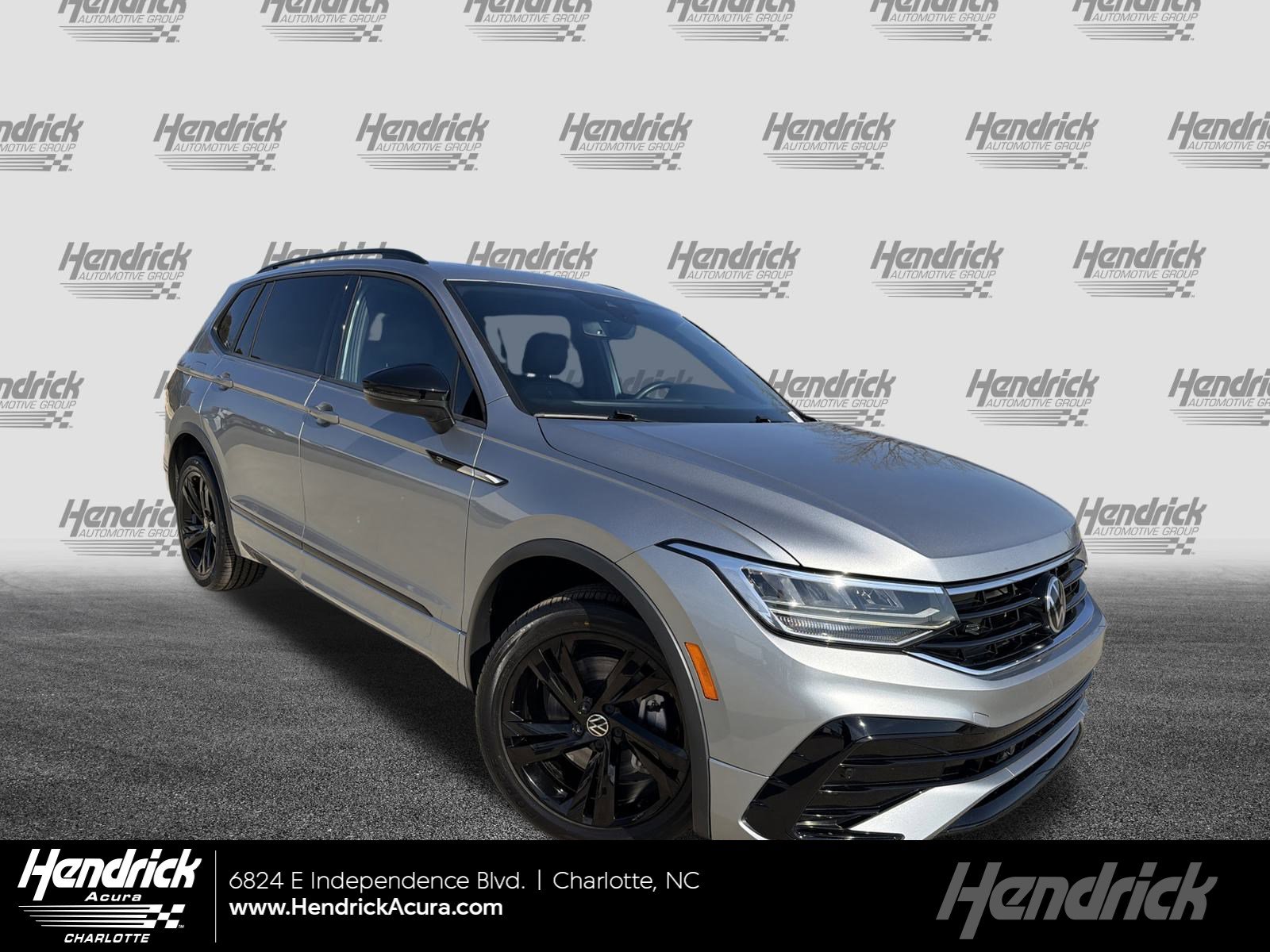 Used 2023 Volkswagen Tiguan SE R-Line image 1