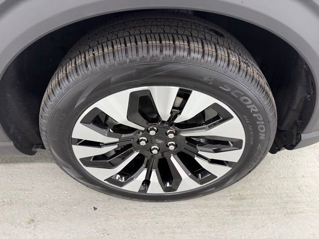 New 2026 Ford Explorer Platinum image 5