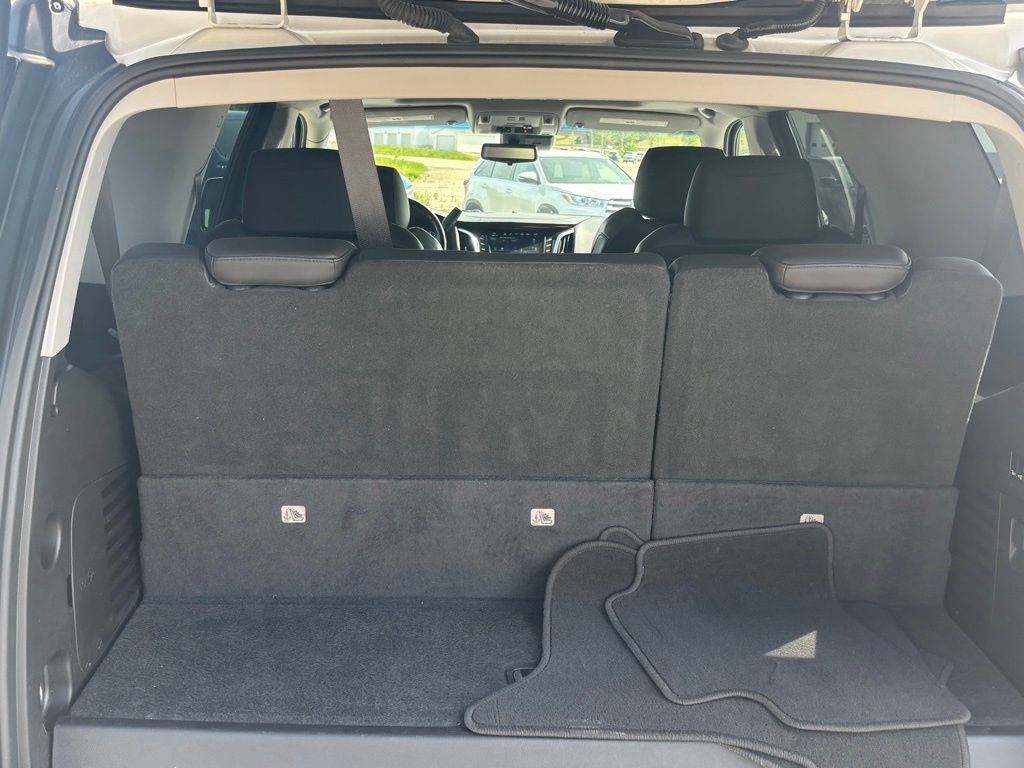 Used 2019 Cadillac Escalade Luxury w/ LPO, Radiant Package AWD/4WD image 9
