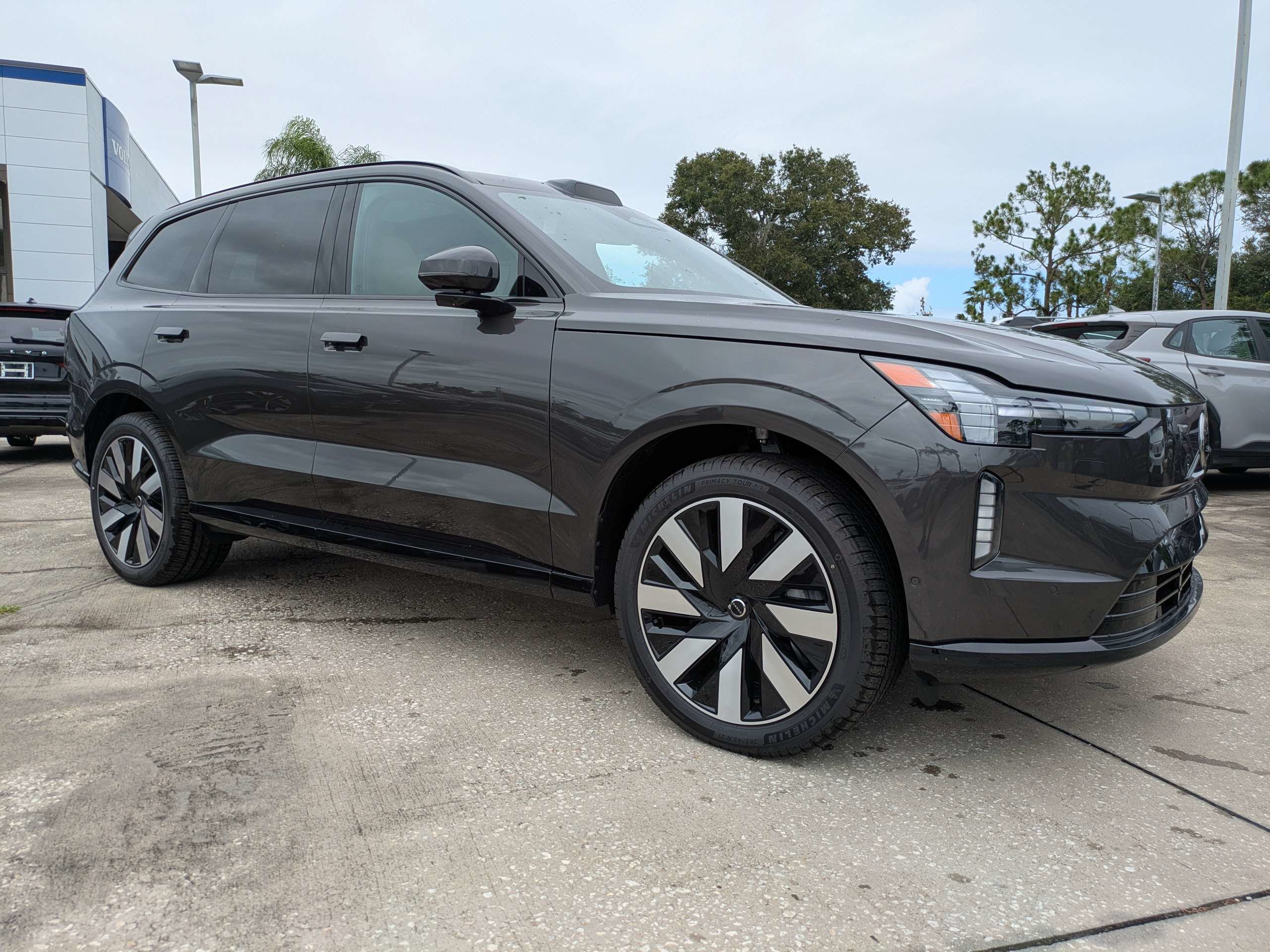 New 2025 Volvo EX90 Plus AWD/4WD image 2