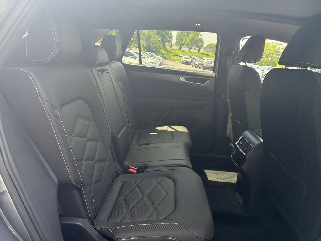 Used 2025 Volkswagen Atlas Cross Sport SE w/ Panoramic Sunroof Package FWD image 41