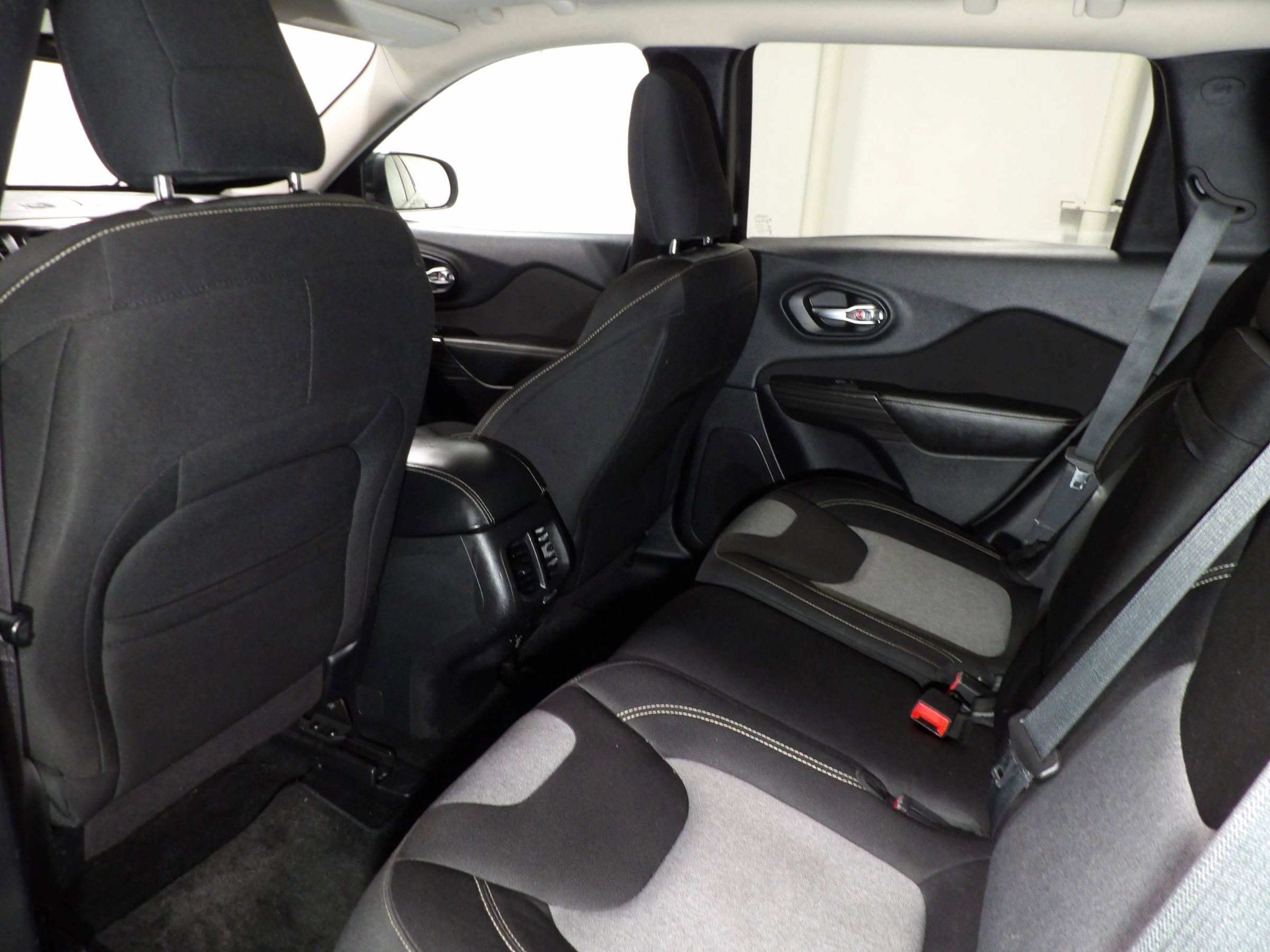 Used 2014 Jeep Cherokee Latitude w/ Comfort/Convenience Group AWD/4WD image 12
