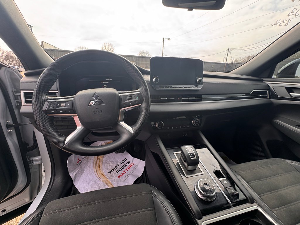 Used 2023 Mitsubishi Outlander SE Black Edition image 12