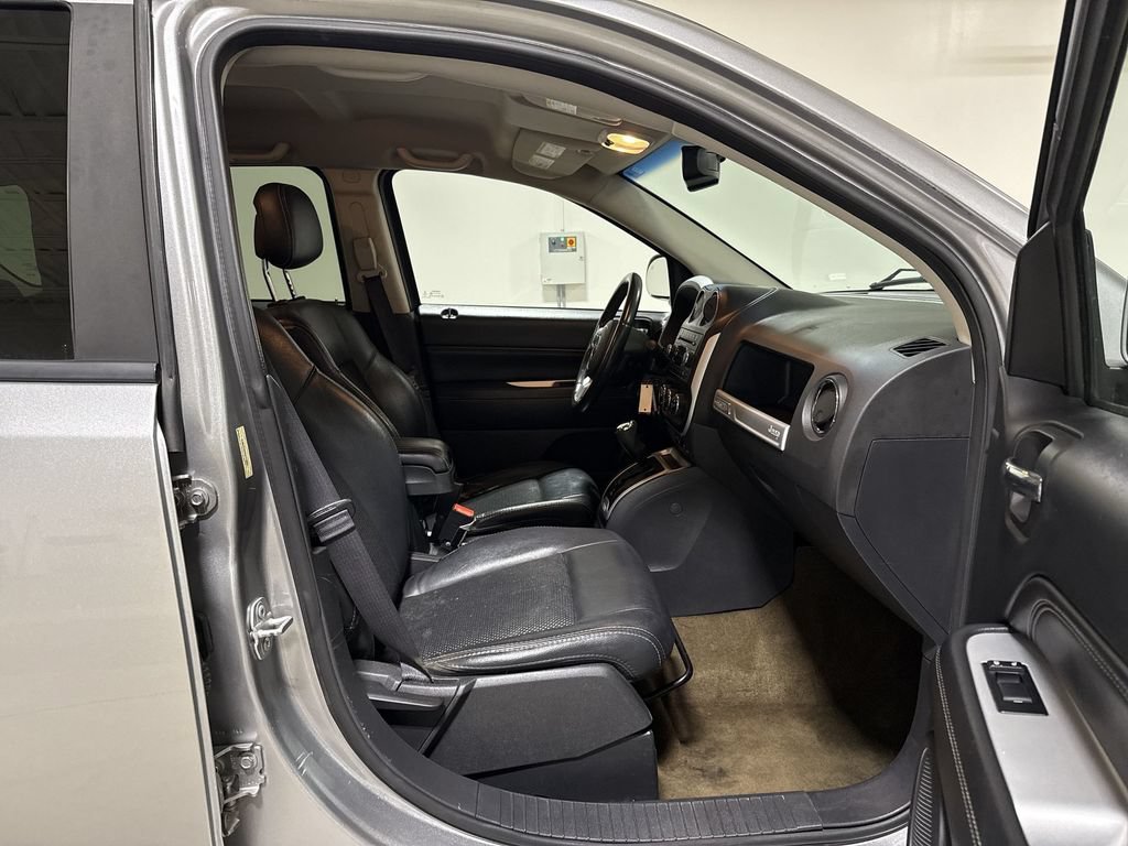 Used 2016 Jeep Compass Latitude FWD image 19