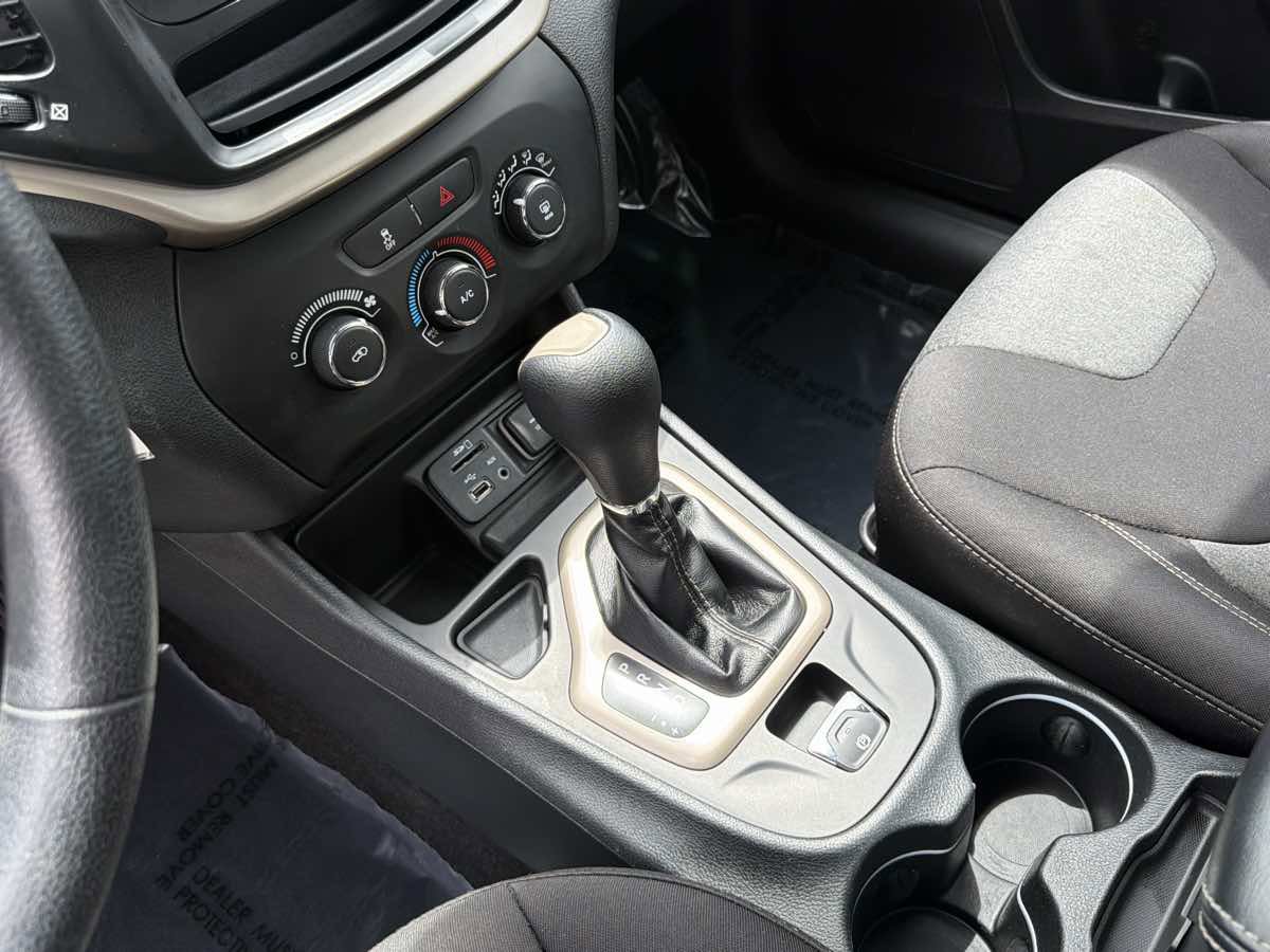 Used 2014 Jeep Cherokee Sport image 19