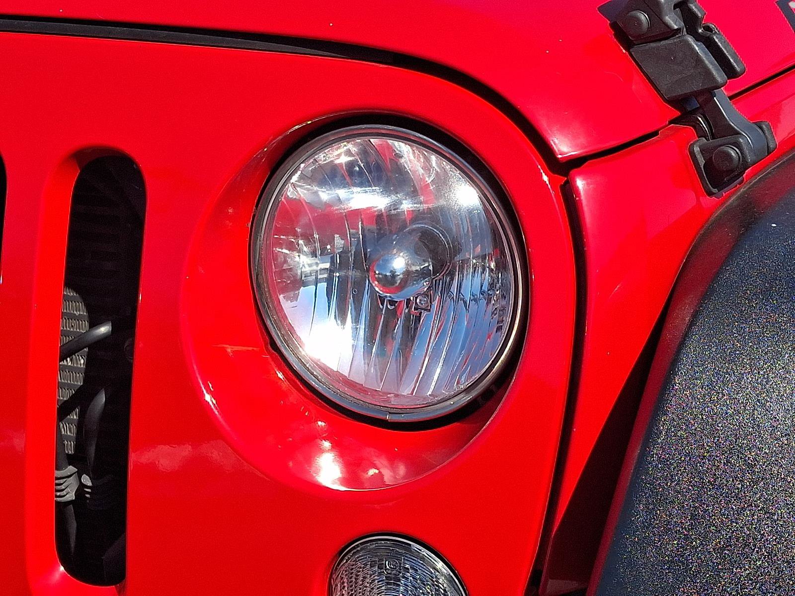 Used 2015 Jeep Wrangler Unlimited Rubicon w/ Connectivity Group image 9