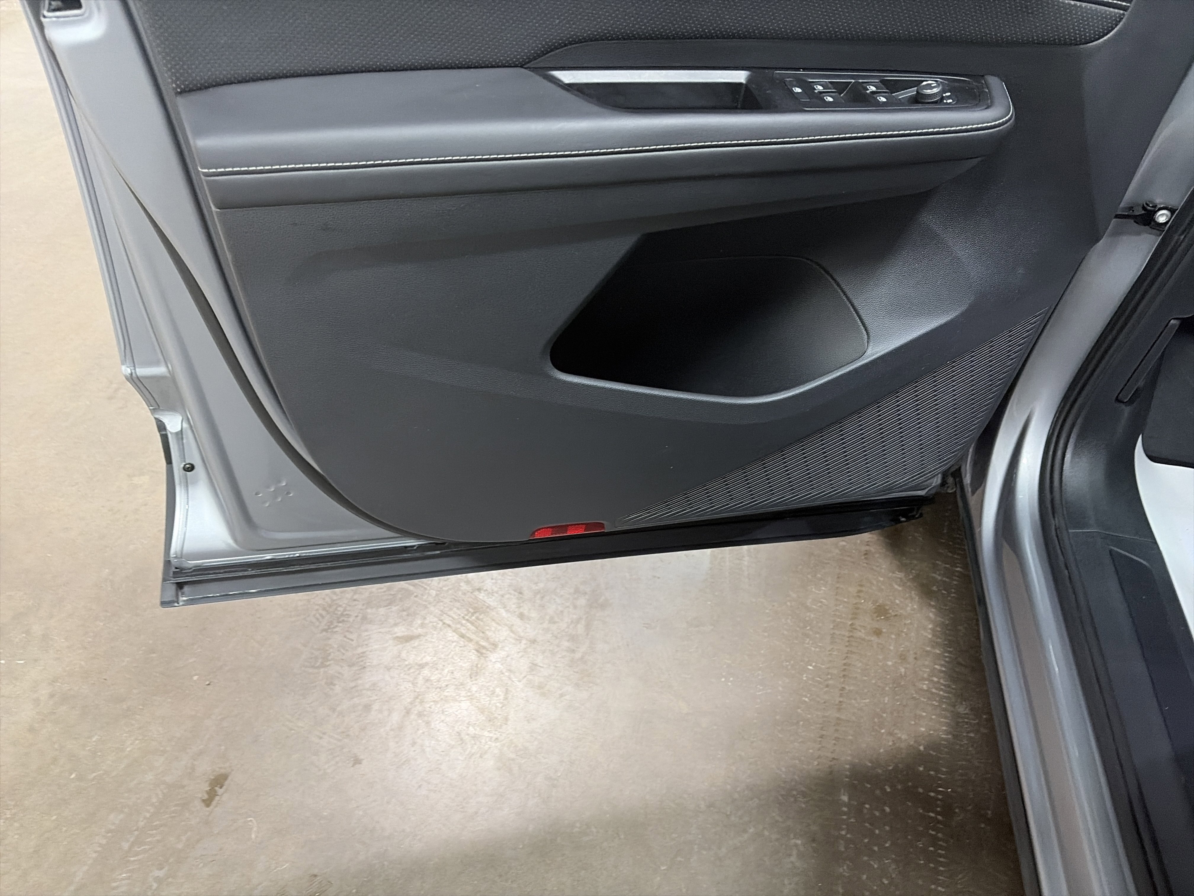 Certified 2025 Volkswagen Atlas SE AWD/4WD image 10