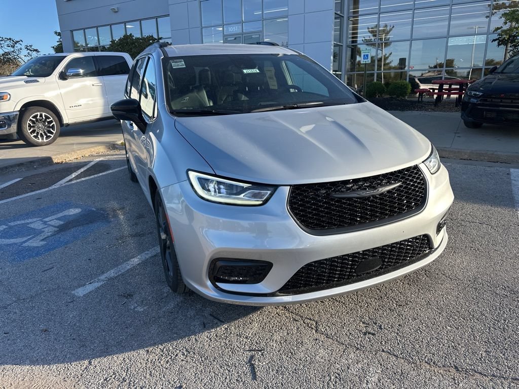 New 2026 Chrysler Pacifica Select FWD image 8