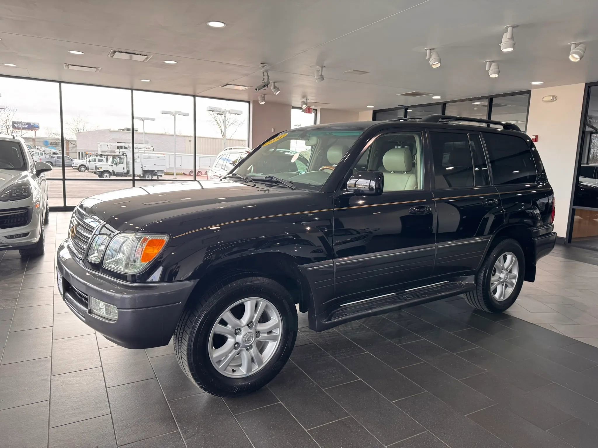 Used 2004 Lexus LX 470 4WD image 2
