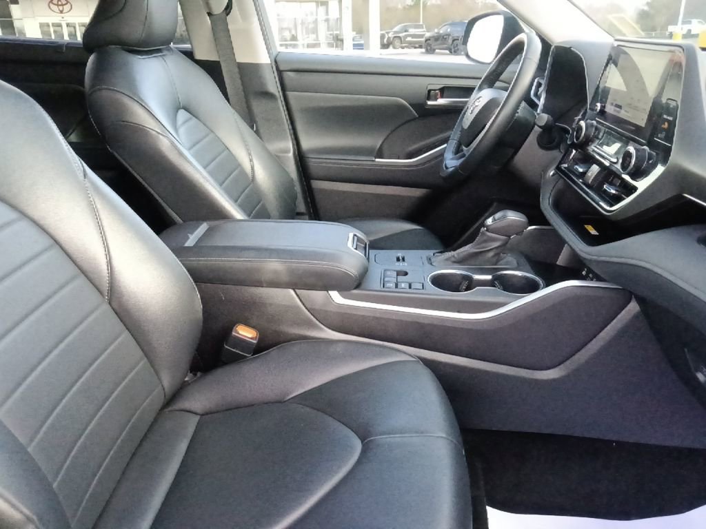 Used 2024 Toyota Highlander XLE image 35