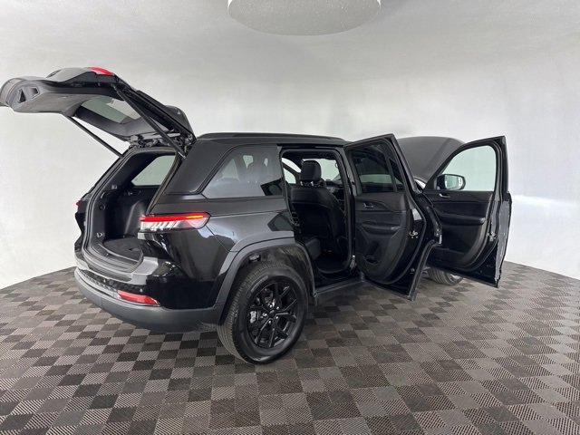 Used 2024 Jeep Grand Cherokee Altitude image 16