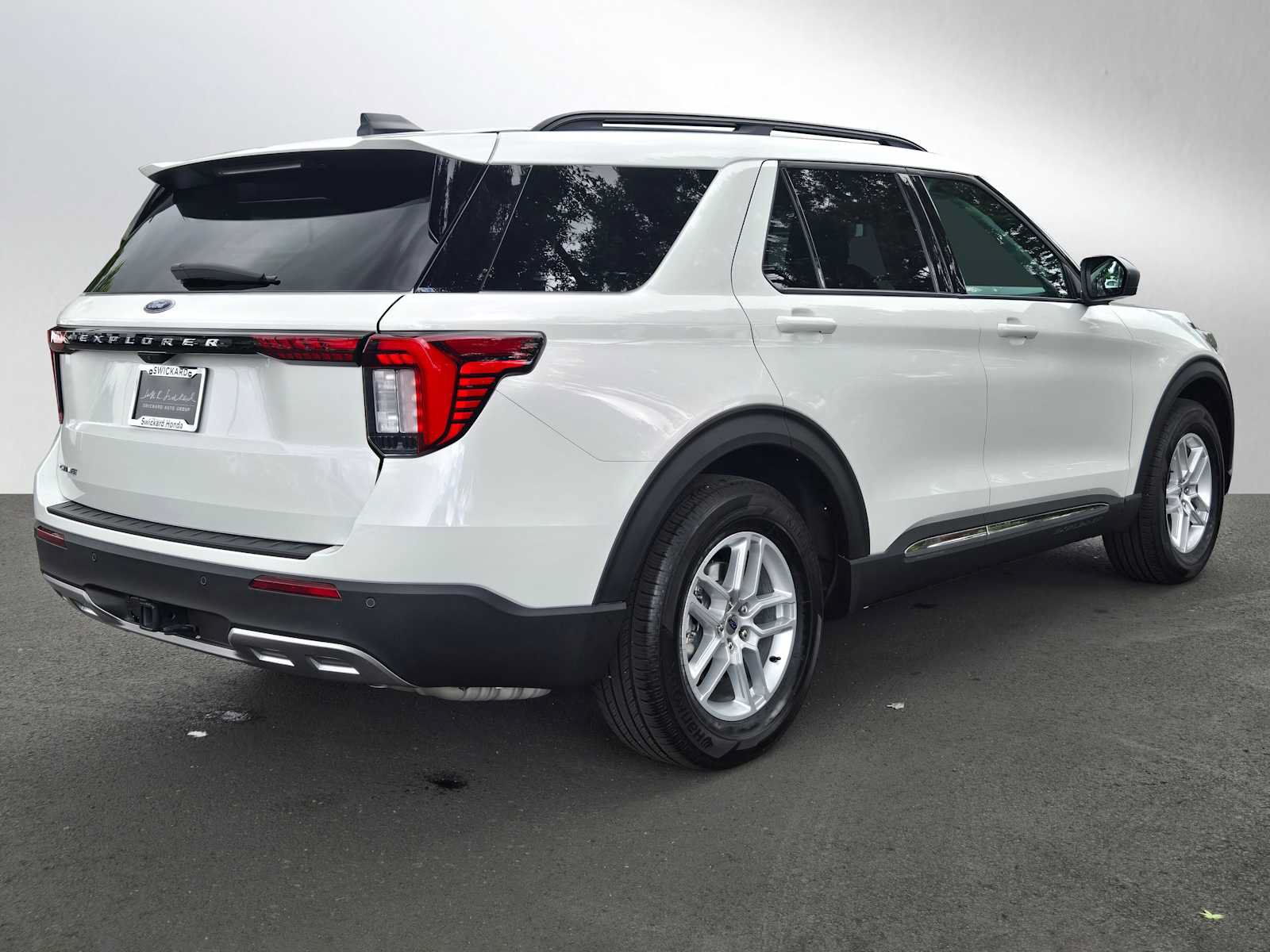 Used 2025 Ford Explorer Active w/ Active Comfort Package RWD image 3