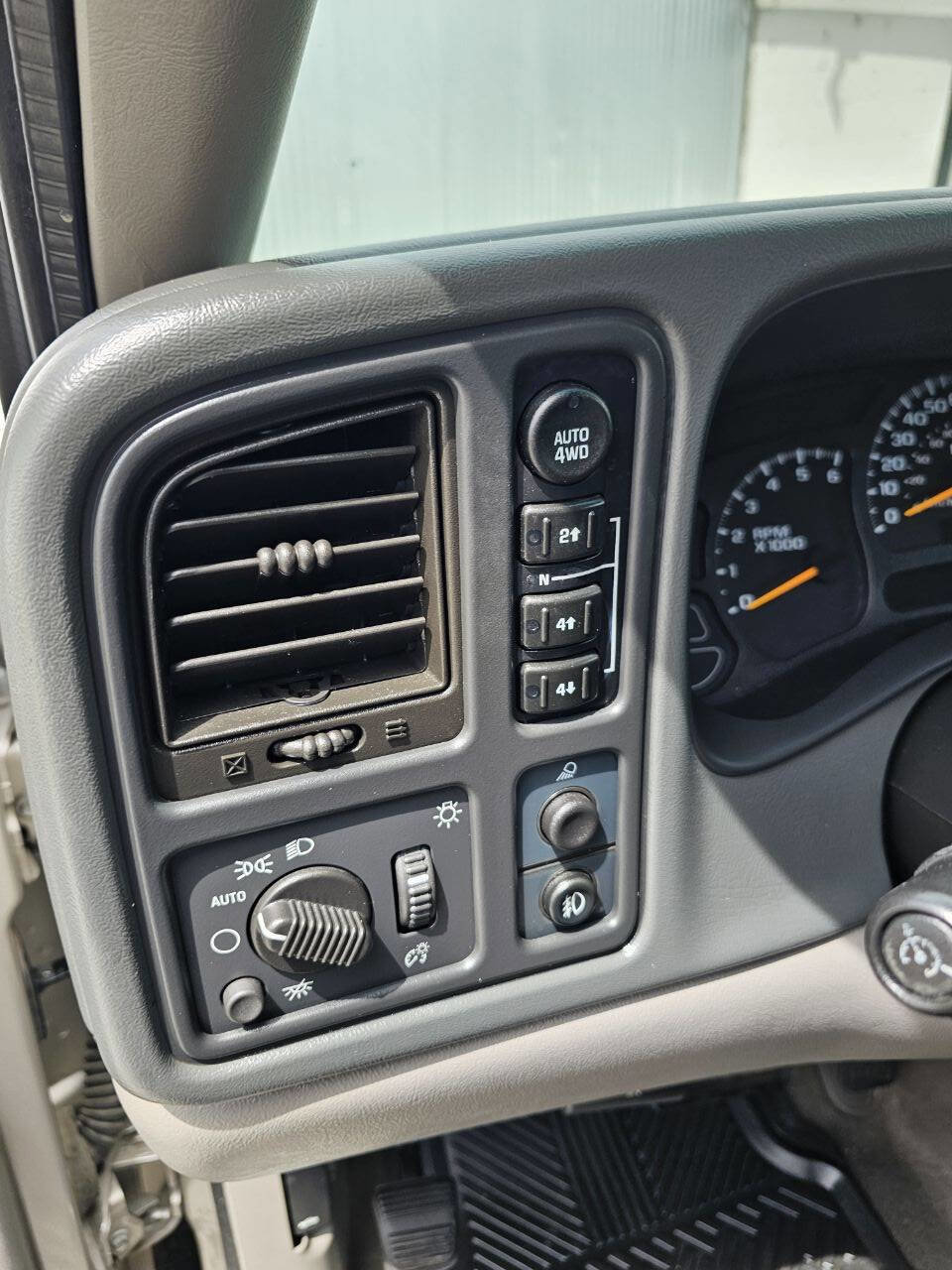 Used 2005 Chevrolet Avalanche Z71 w/ Preferred Equipment Group AWD/4WD image 13