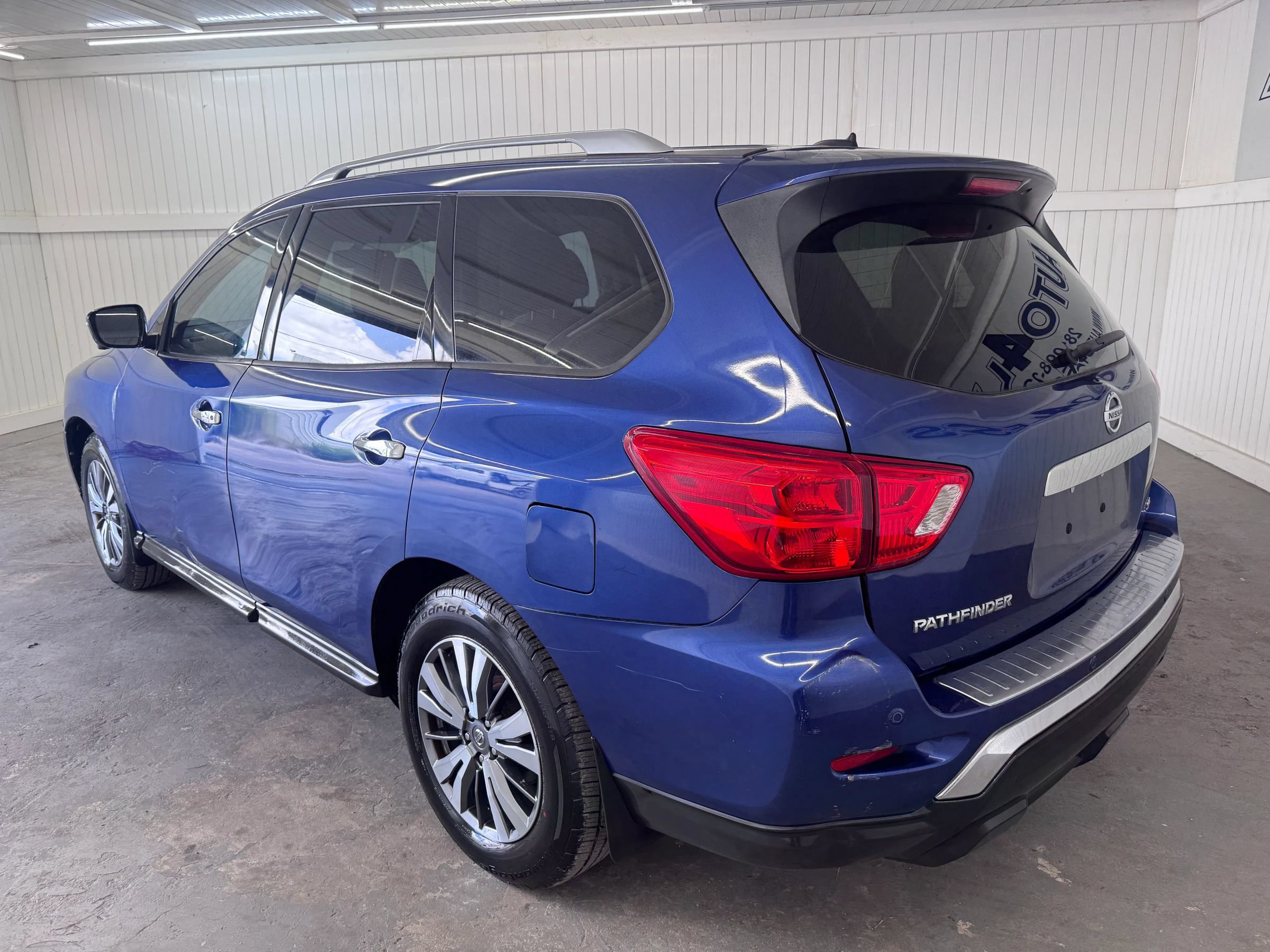 Used 2017 Nissan Pathfinder SL FWD image 7