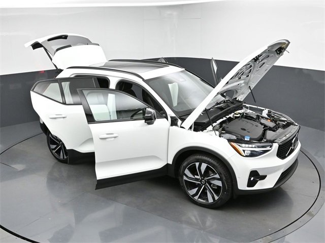 Used 2024 Volvo XC40 B5 Plus image 44