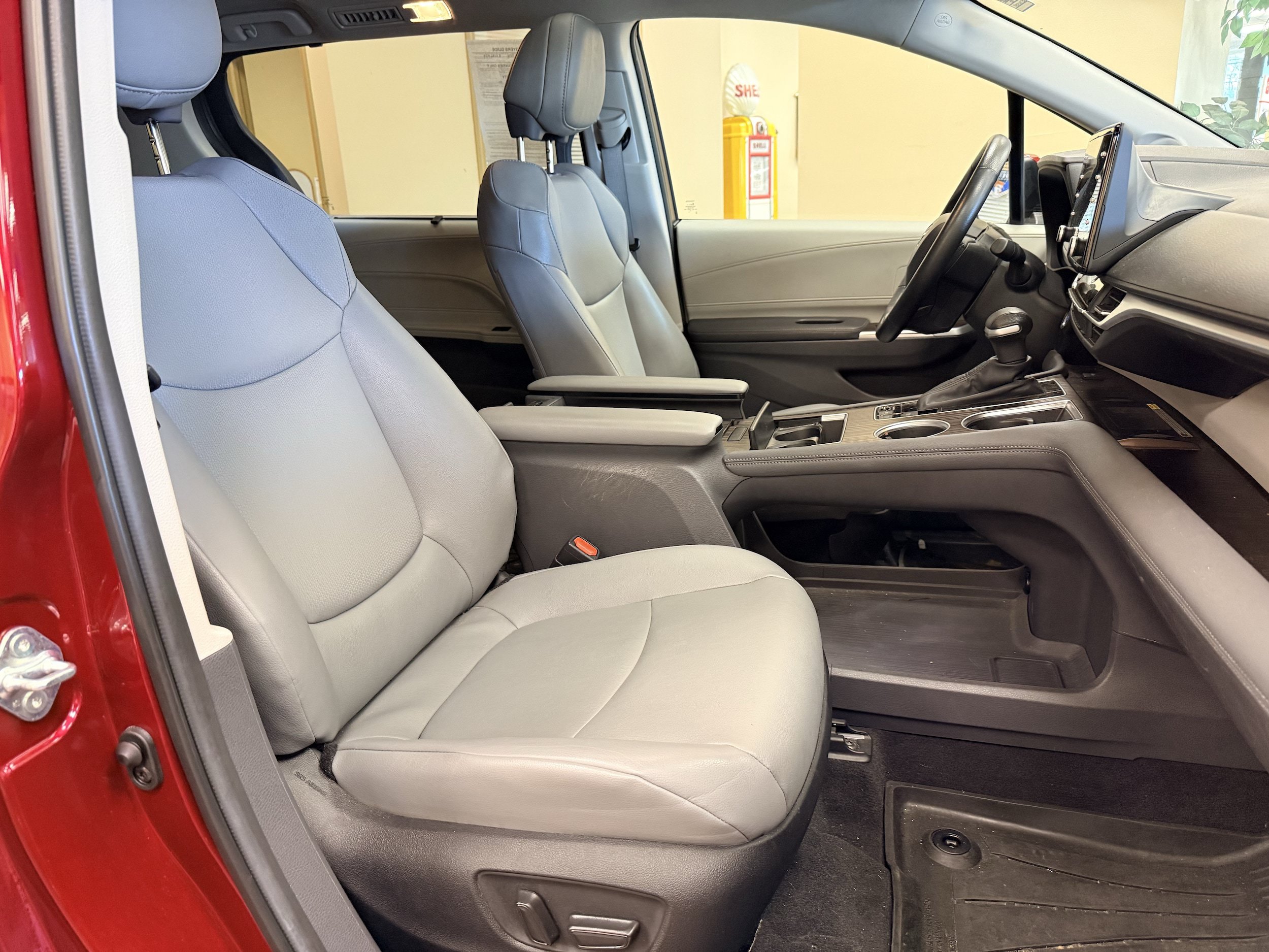 Used 2024 Toyota Sienna XLE w/ XLE Plus Package AWD/4WD image 14