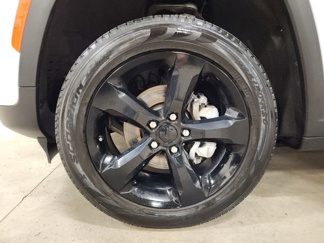 Used 2024 Jeep Grand Cherokee Limited w/ Black Appearance Package image 12