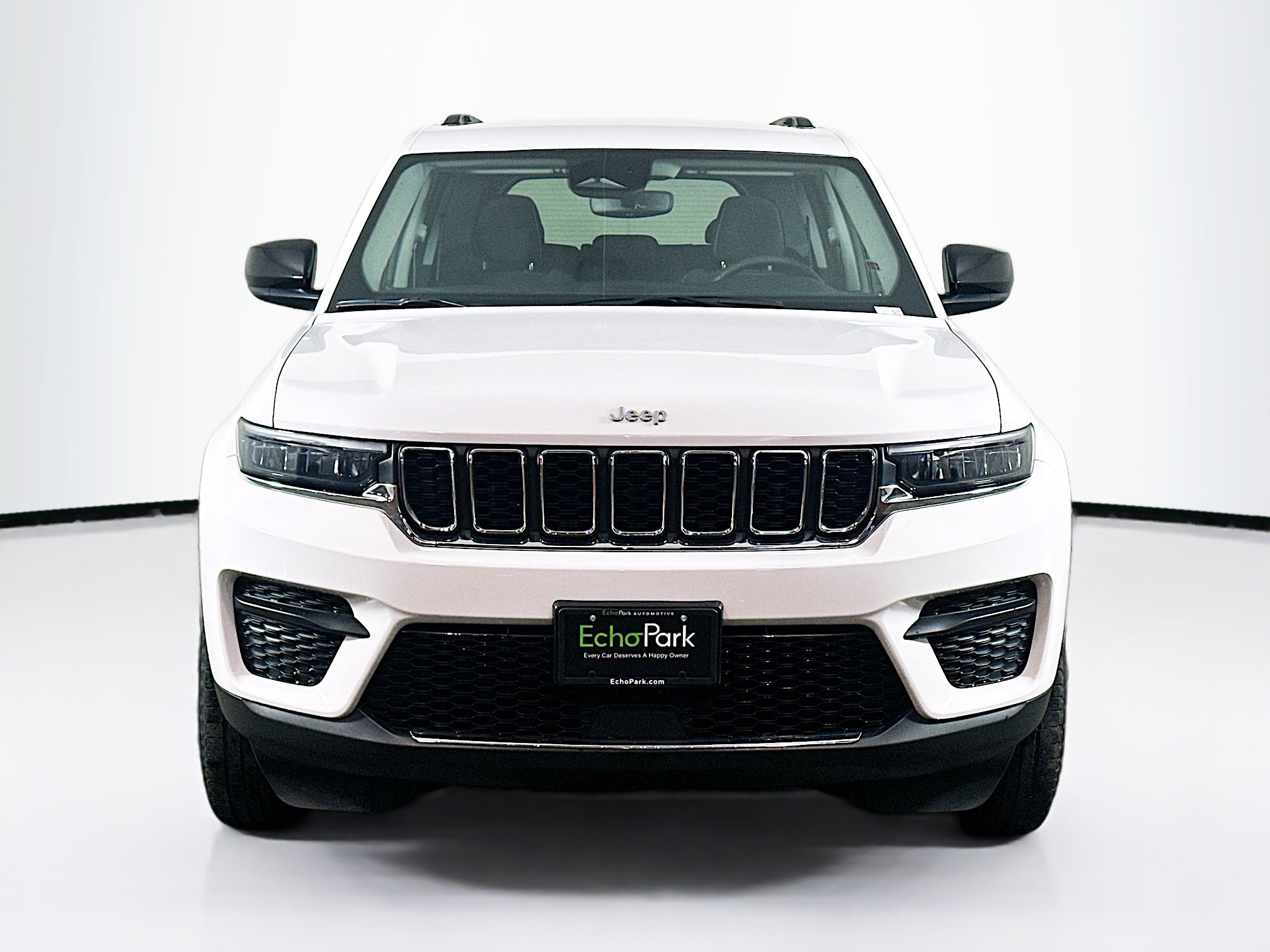 Used 2023 Jeep Grand Cherokee Laredo AWD/4WD image 2