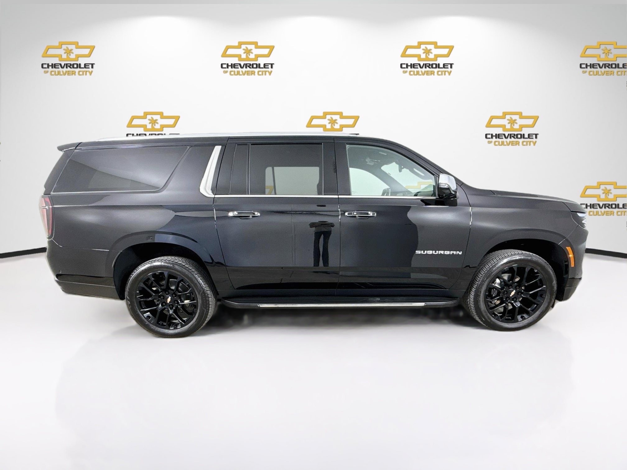 Used 2025 Chevrolet Suburban Premier AWD/4WD image 9