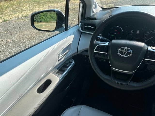 Used 2025 Toyota Sienna XLE w/ XLE Plus Package AWD/4WD image 26