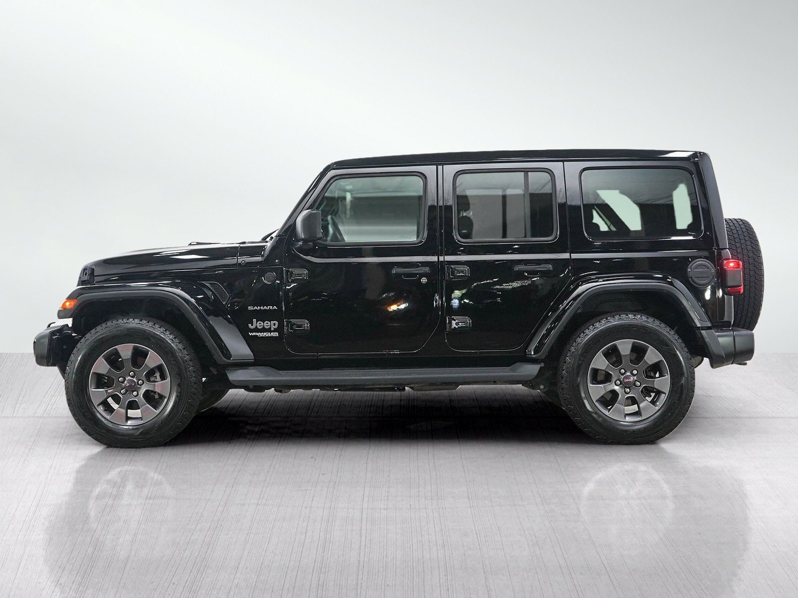 Used 2019 Jeep Wrangler Unlimited Sahara w/ Uconnect 4C Nav & Sound Group AWD/4WD image 2
