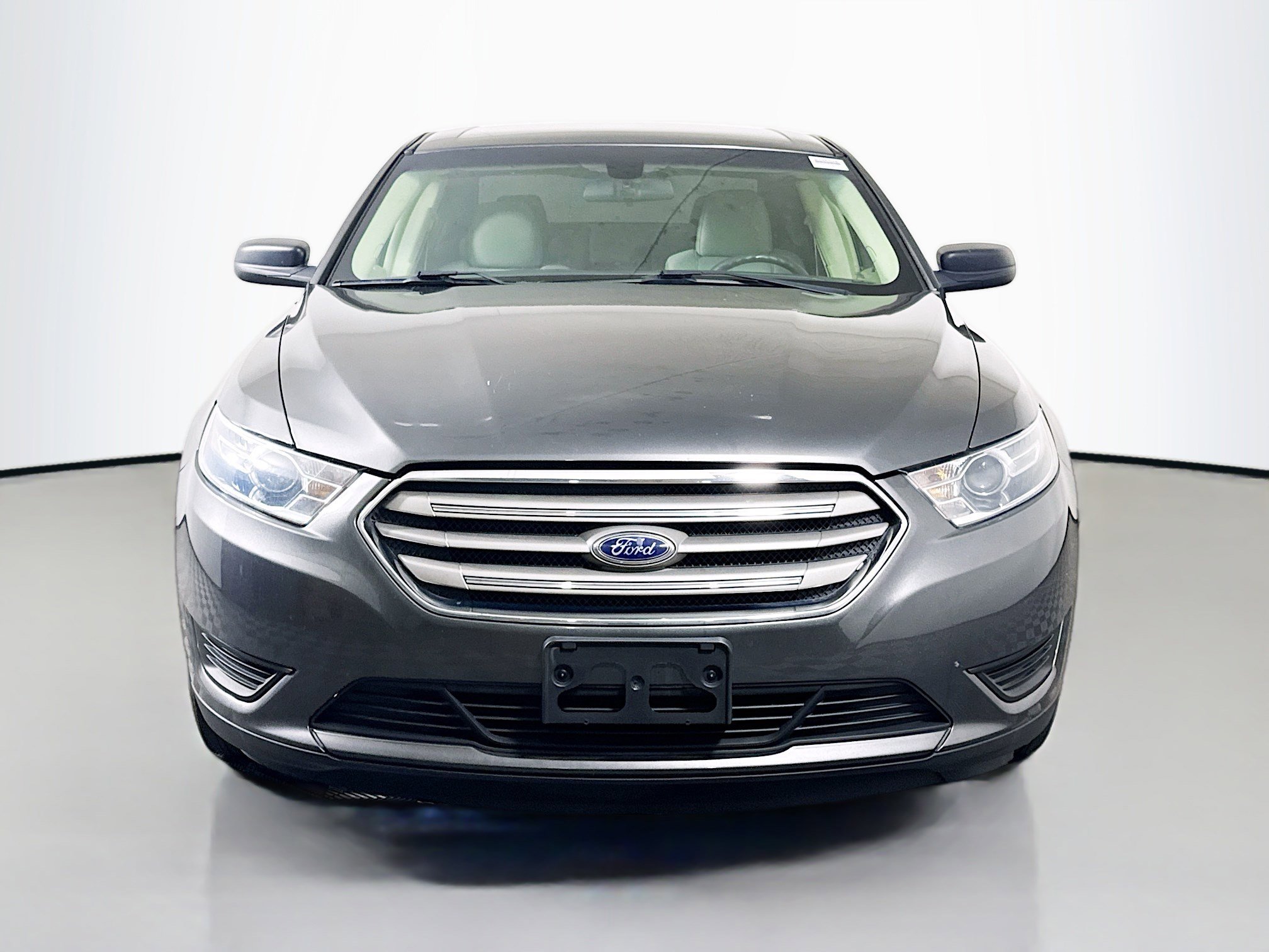 Used 2017 Ford Taurus SE image 2