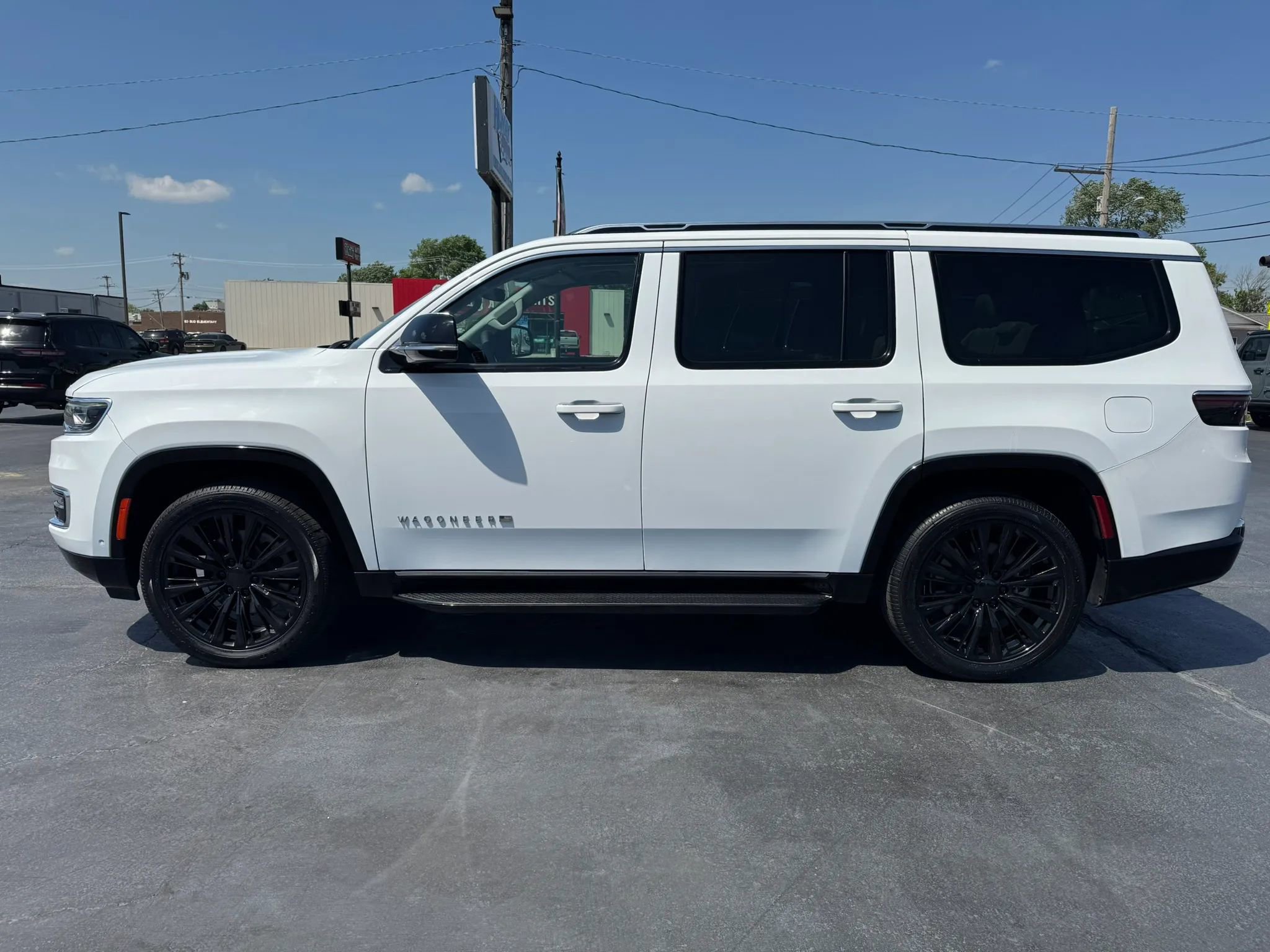 Used 2023 Jeep Wagoneer 4WD w/ Premium Group I image 2