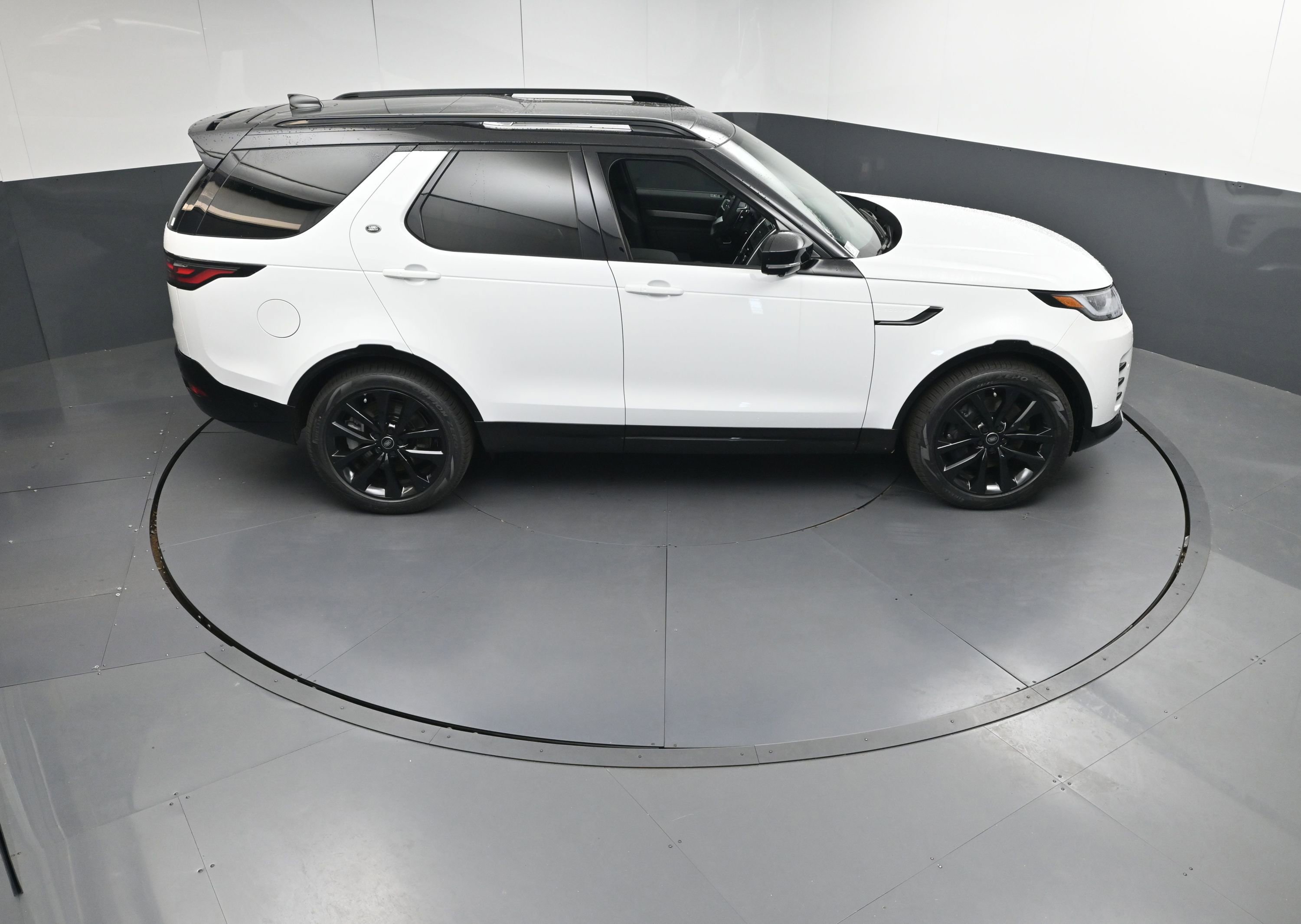 New 2026 Land Rover Discovery Limited Edition image 36