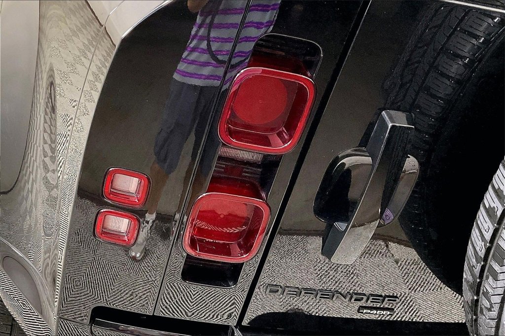 Used 2023 Land Rover Defender 110 X-Dynamic SE image 28