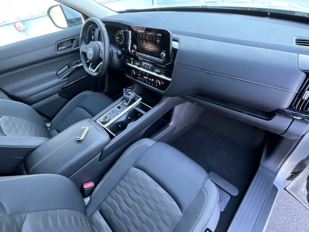 Used 2025 Nissan Pathfinder SV w/ SV Premium Package image 21