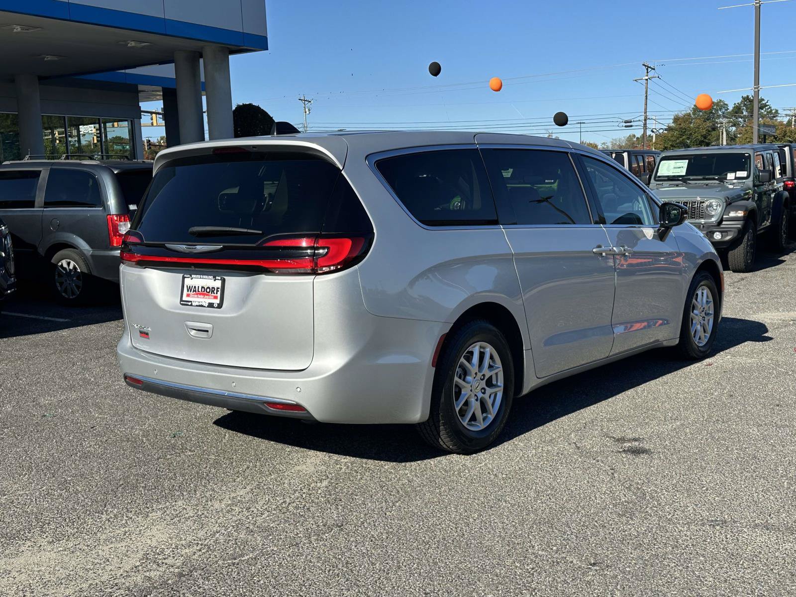 Used 2024 Chrysler Pacifica Touring-L FWD image 8