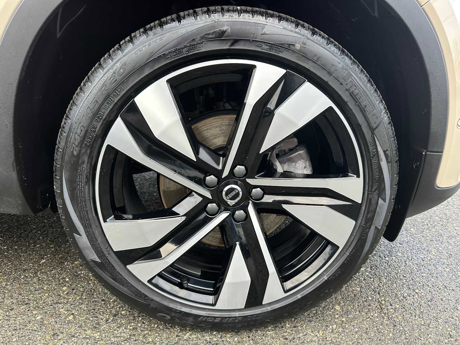 Used 2025 Volvo XC40 B5 Ultra w/ Climate Package image 9