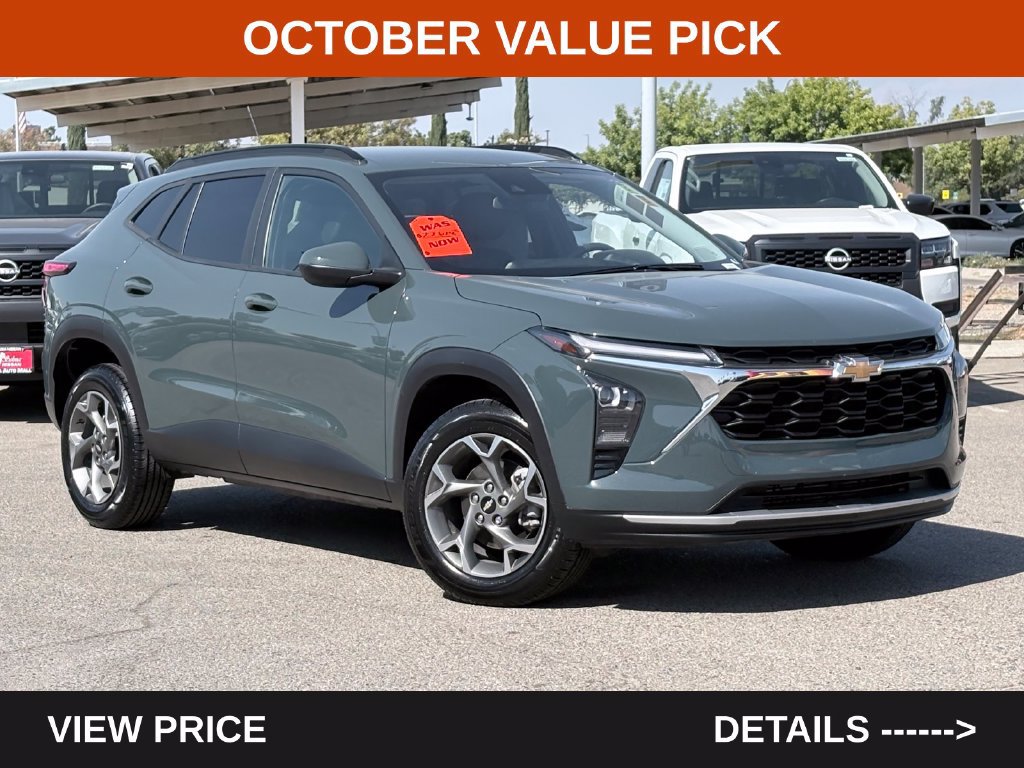 Used 2025 Chevrolet Trax LT FWD image 2