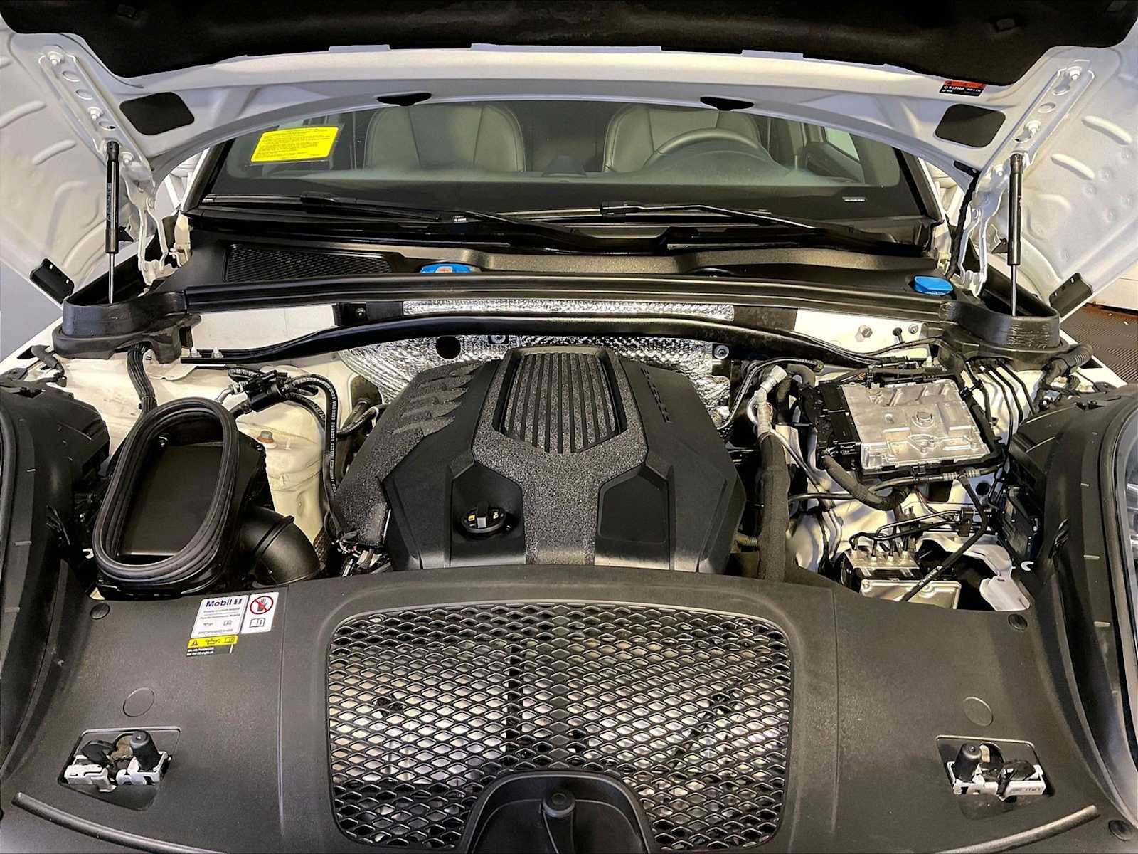 Certified 2023 Porsche Macan AWD/4WD image 32