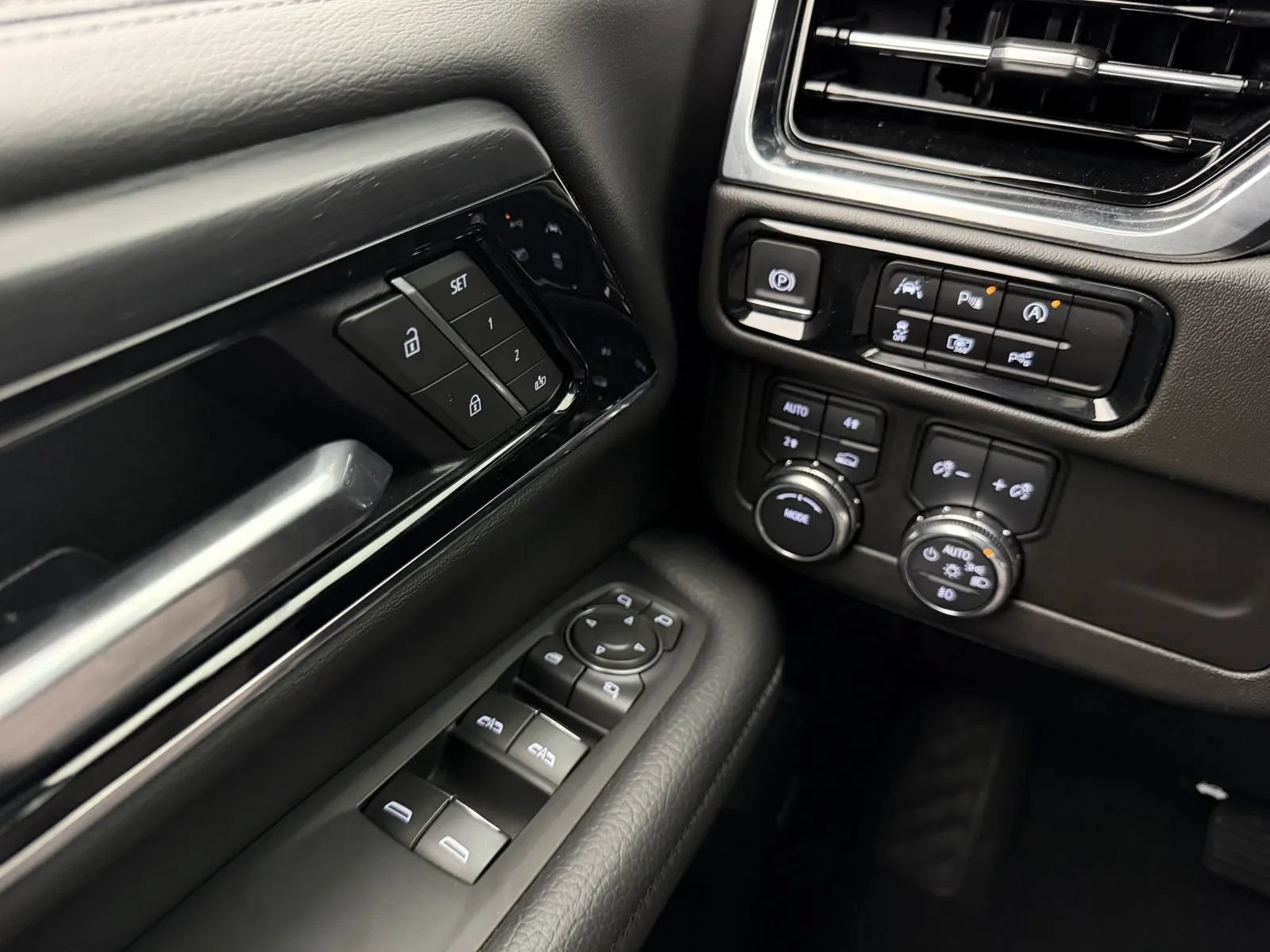 Used 2025 GMC Yukon XL Denali AWD/4WD image 13
