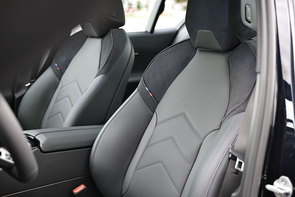 New 2026 BMW 550e xDrive w/ Executive Package AWD/4WD image 21