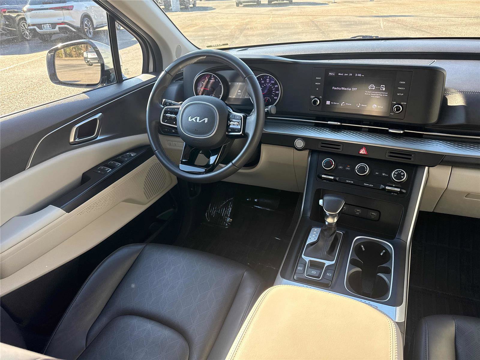 Used 2023 Kia Carnival LX image 13