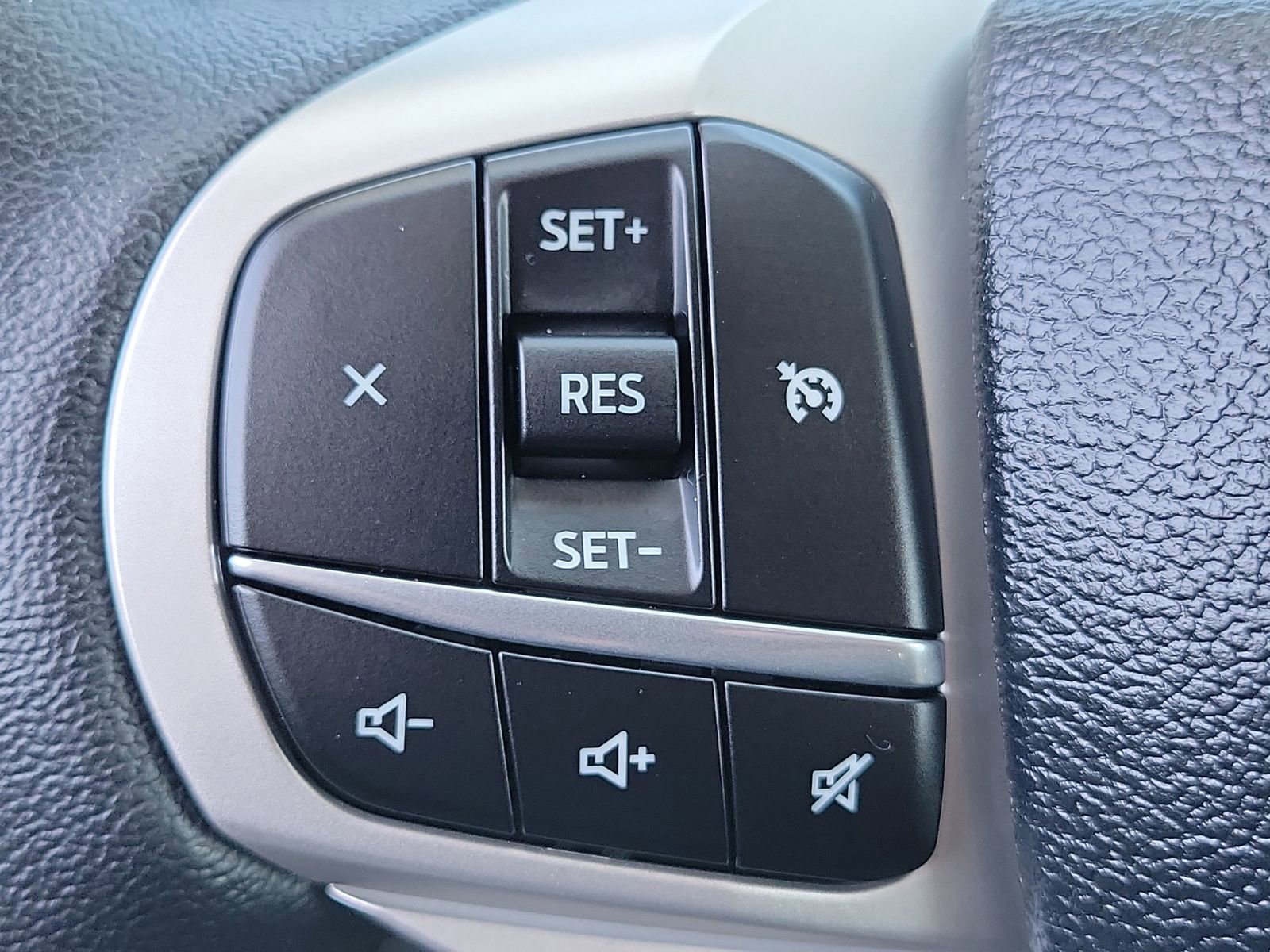 Used 2024 Ford Explorer XLT w/ Equipment Group 202A AWD/4WD image 8