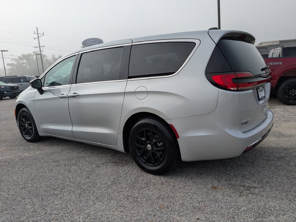 Used 2024 Chrysler Pacifica Touring-L FWD image 7